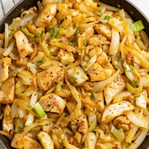 Final form of the chicken and cabbage recipes A mixture of seasoned chicken and cabbage in a serving pan